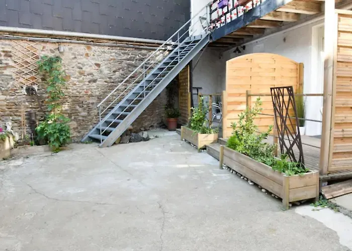 Urbain Ancienne Ecurie Au Centre Et Parking *