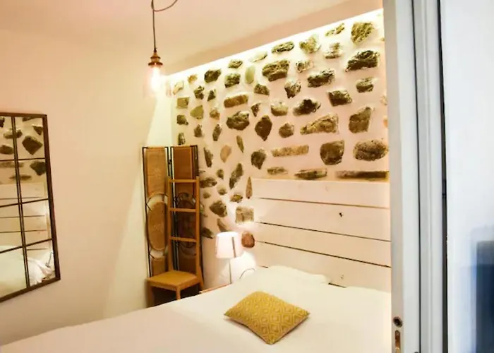 Urbain Ancienne Ecurie Au Centre Et Parking *