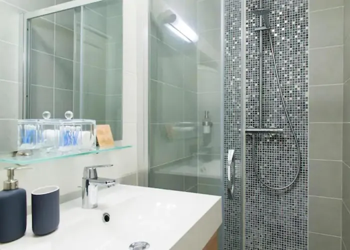 Urbain Ancienne Ecurie Au Centre Et Parking Nantes